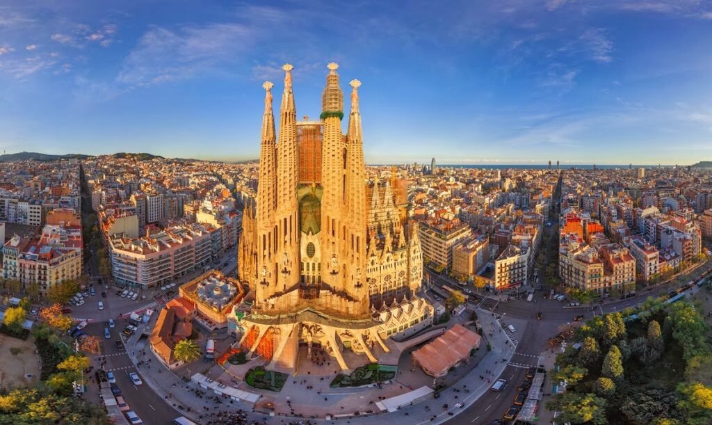 : Vista panorámica de Barcelona con la Sagrada Família y el mar Mediterráneo