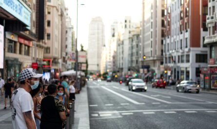 Calle animada en Madrid, ideal para una escapada de fin de semana