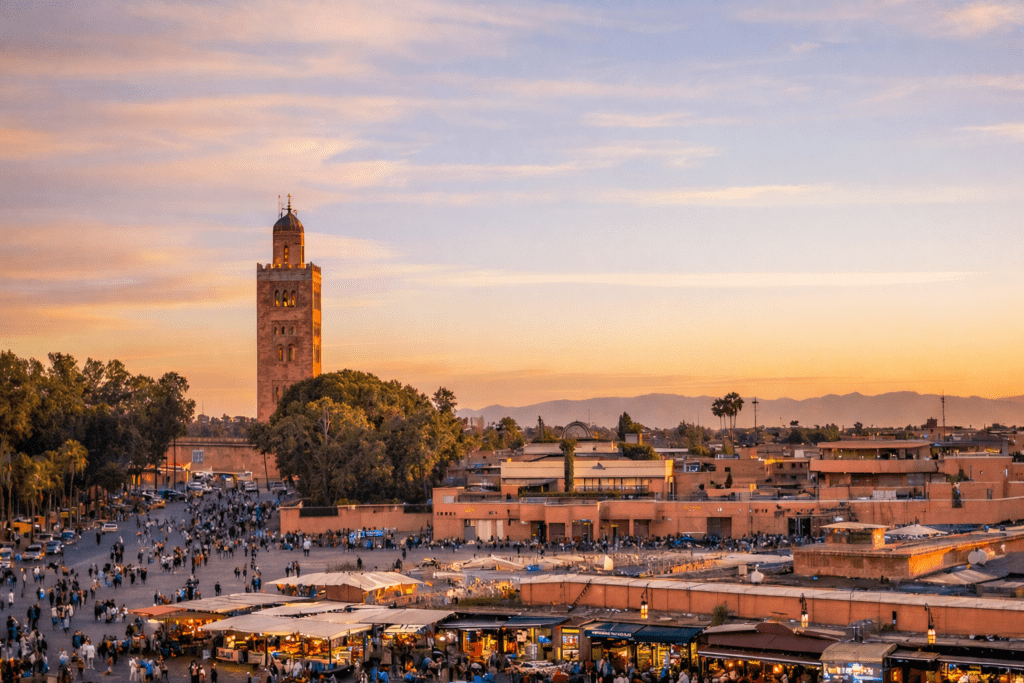 Calles de la medina de Marrakech con mercado tradicional y arquitectura marroquí