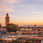 Calles de la medina de Marrakech con mercado tradicional y arquitectura marroquí