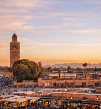 Calles de la medina de Marrakech con mercado tradicional y arquitectura marroquí