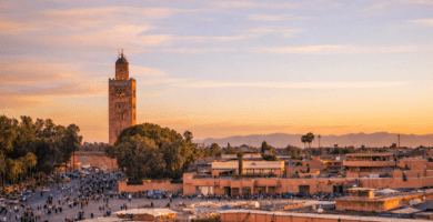 Calles de la medina de Marrakech con mercado tradicional y arquitectura marroquí