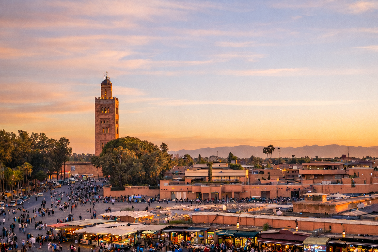 Calles de la medina de Marrakech con mercado tradicional y arquitectura marroquí