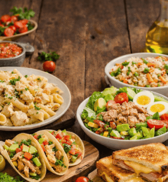 Plato de pasta cremosa con pollo, tacos de pollo, ensalada de atún y sándwich caliente, recetas rápidas para cenar en 15 minutos
