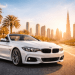 Coche moderno estacionado en una carretera de Dubái con el skyline y el Burj Khalifa al fondo durante el atardecer, ilustrando alquiler de coche en Dubái.