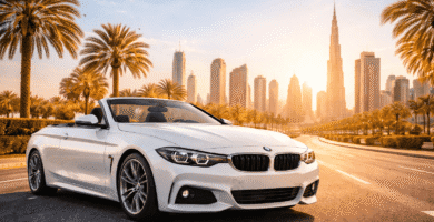 Coche moderno estacionado en una carretera de Dubái con el skyline y el Burj Khalifa al fondo durante el atardecer, ilustrando alquiler de coche en Dubái.