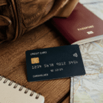 tarjeta de crédito y pasaporte para viajar