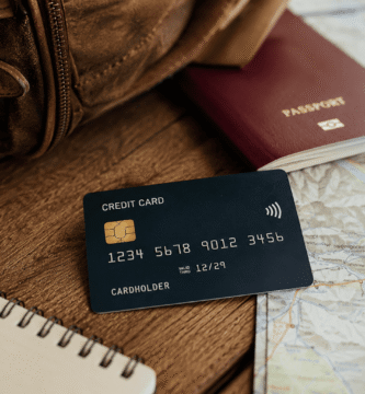tarjeta de crédito y pasaporte para viajar
